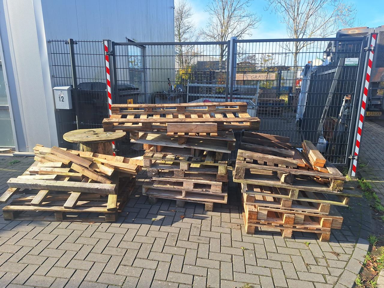 Gratis af te halen pallets en hout.