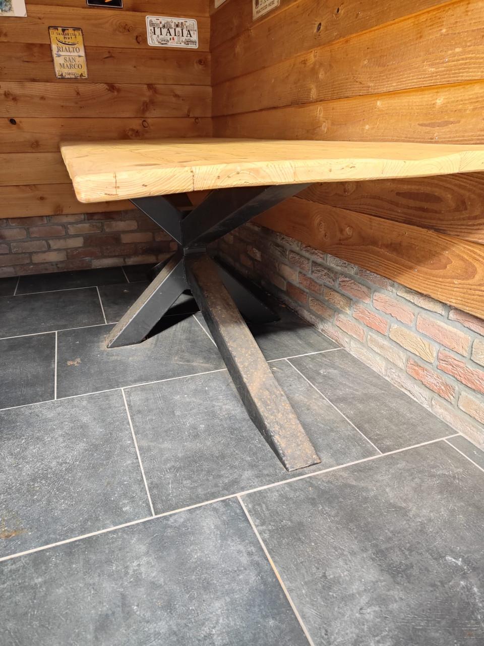 Mooie industriële tuintafel