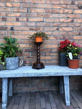 Retro kaarsenstandaard ook leuk om een plant op te zetten.