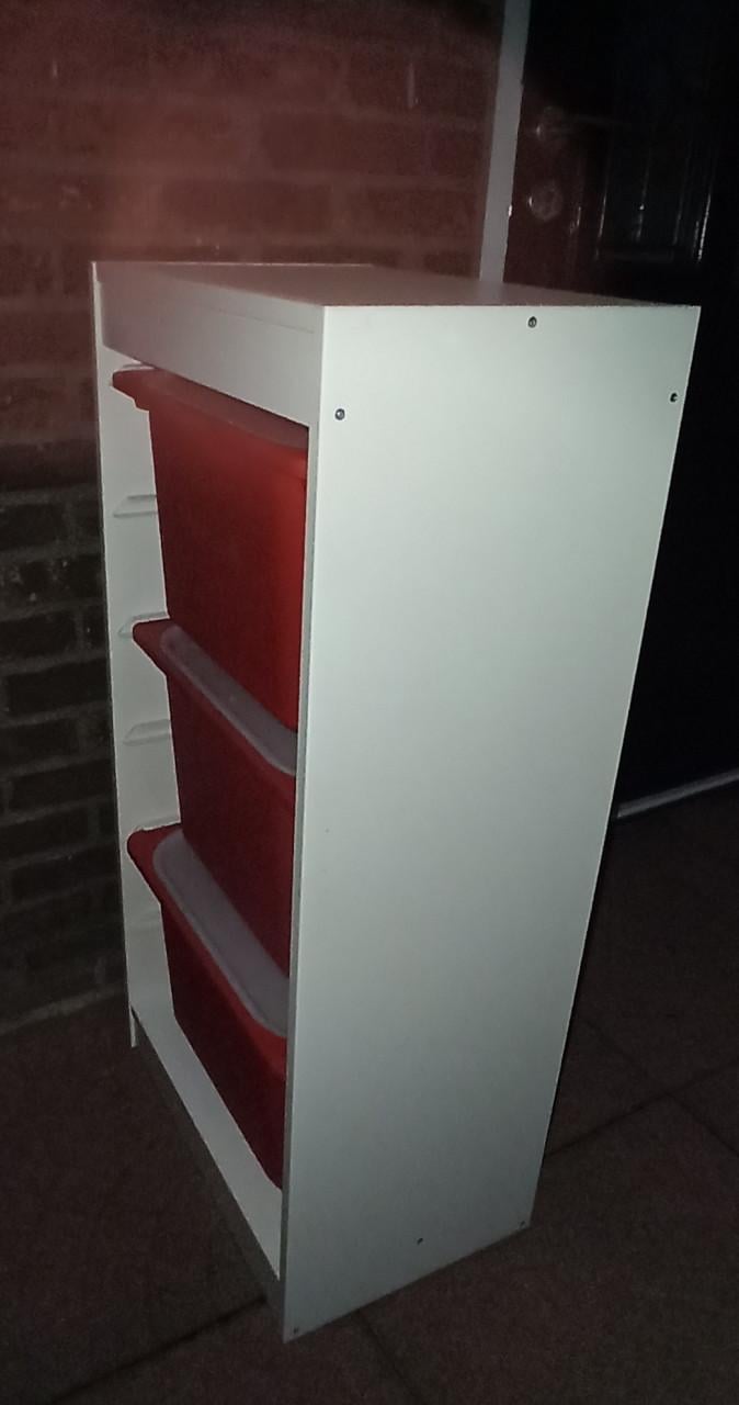 €20 - Ikea Trofast basiselement + 3 x opbergbak rood + 3 x deksel