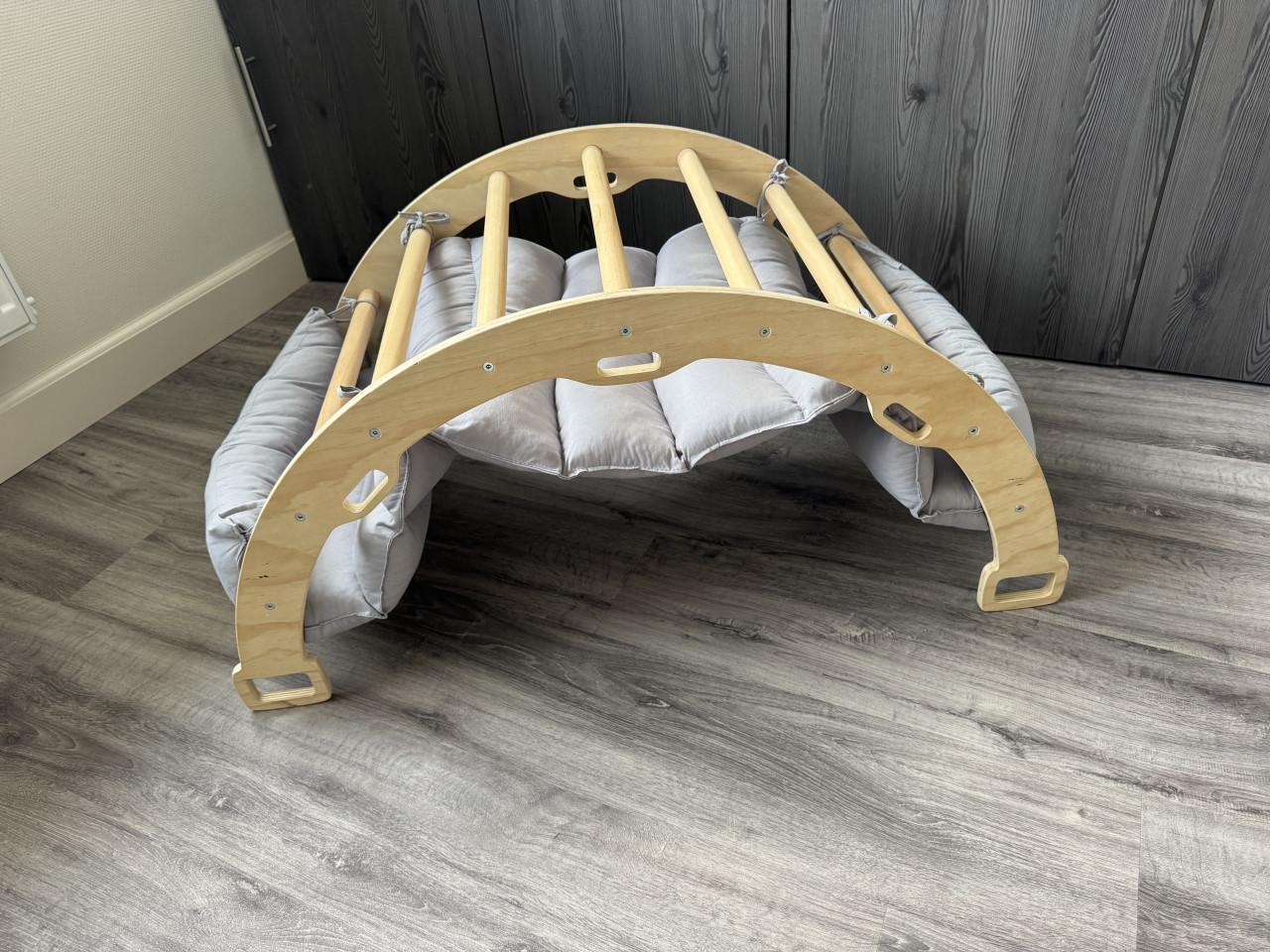 Houten klimboog met kussen