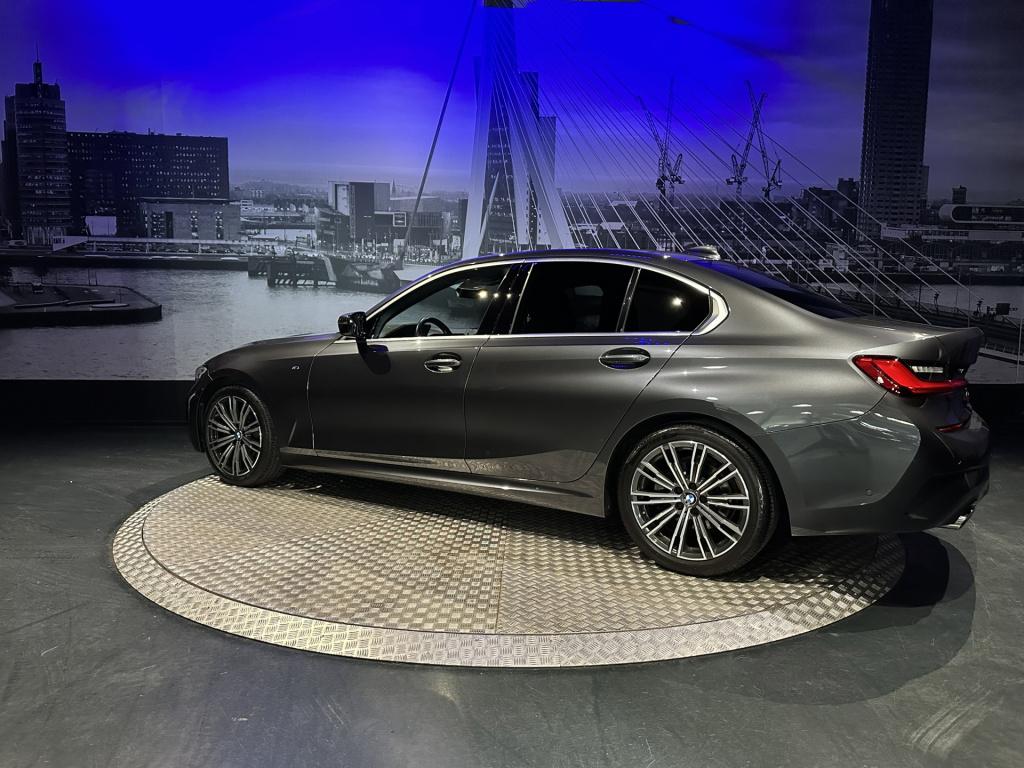 BMW 3-serie 320i high executive *facelift*memory*hud*camera*keyless