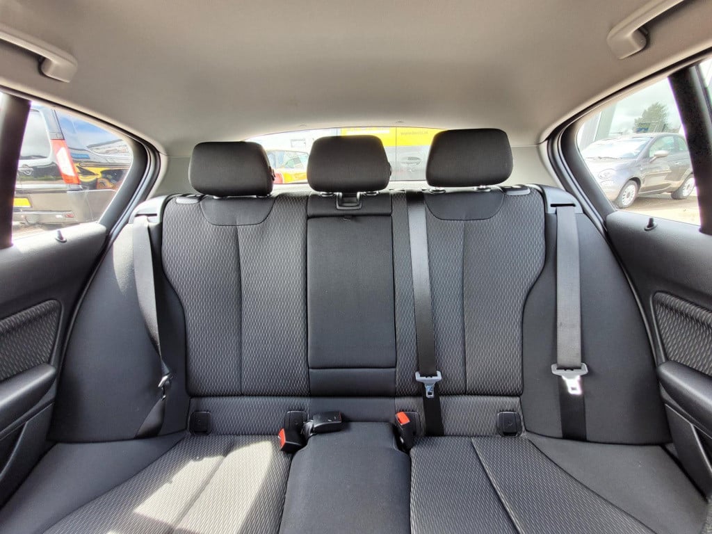 BMW 1 Serie 116i executive advantage . navi climate pdc lm velgen led stoel