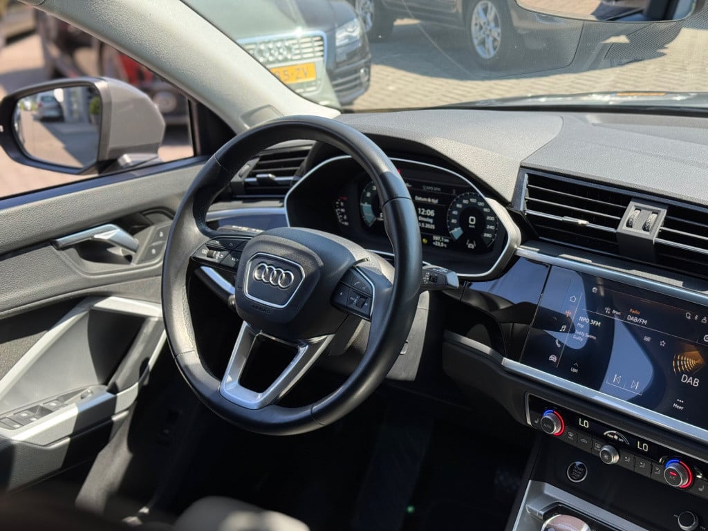 Audi Q3 35 tfsi advanced * matrix led * keyless * trekhaak