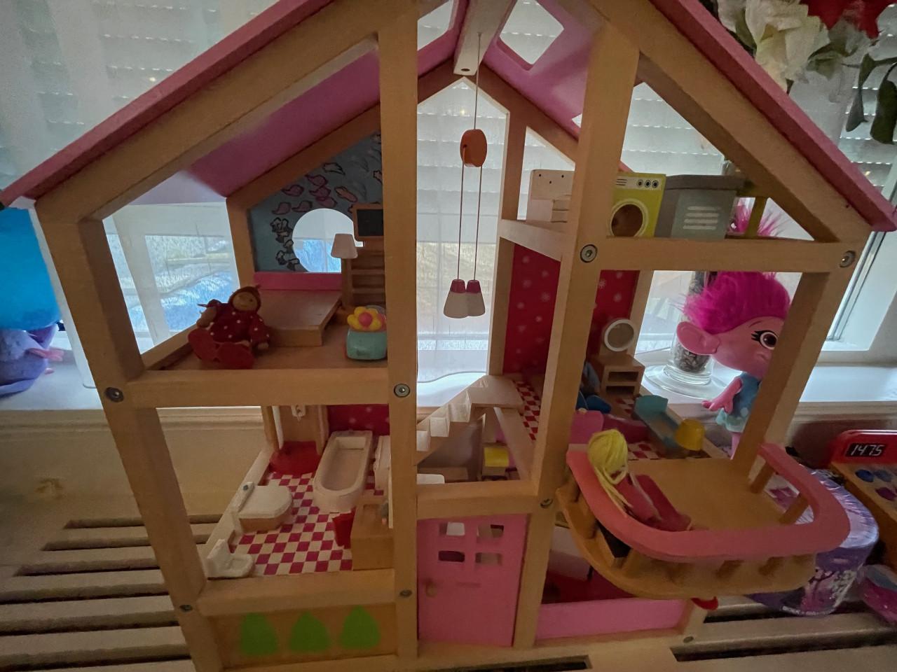 Te koop: luxe poppenhuis – volledig ingericht