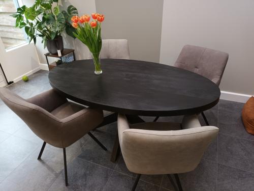 4 eetkamer stoelen met tafel