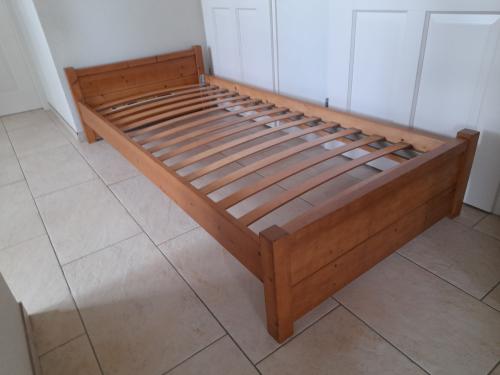 Massief houten bed (in goede staat) 90 x 200