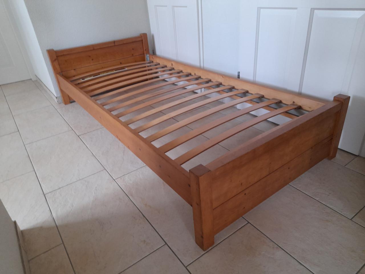Massief houten bed (in goede staat) 90 x 200