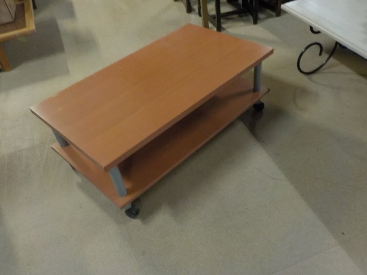 Kersen kleur mooie kwaliteit salontafel op wieltjes 105 x 60 cm koopje