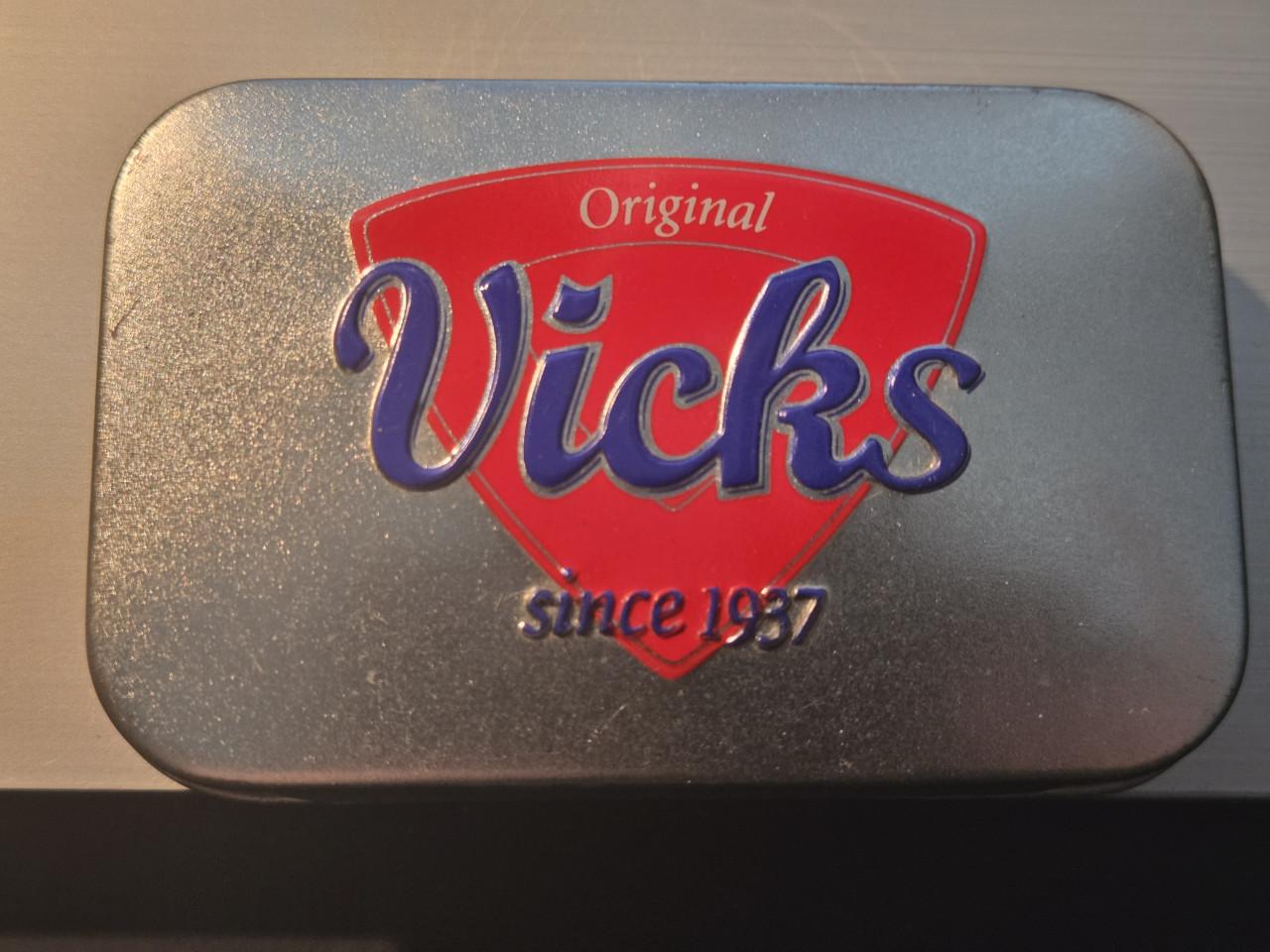 Vintage metalen blikje van Vicks, 9.5x6x2cm