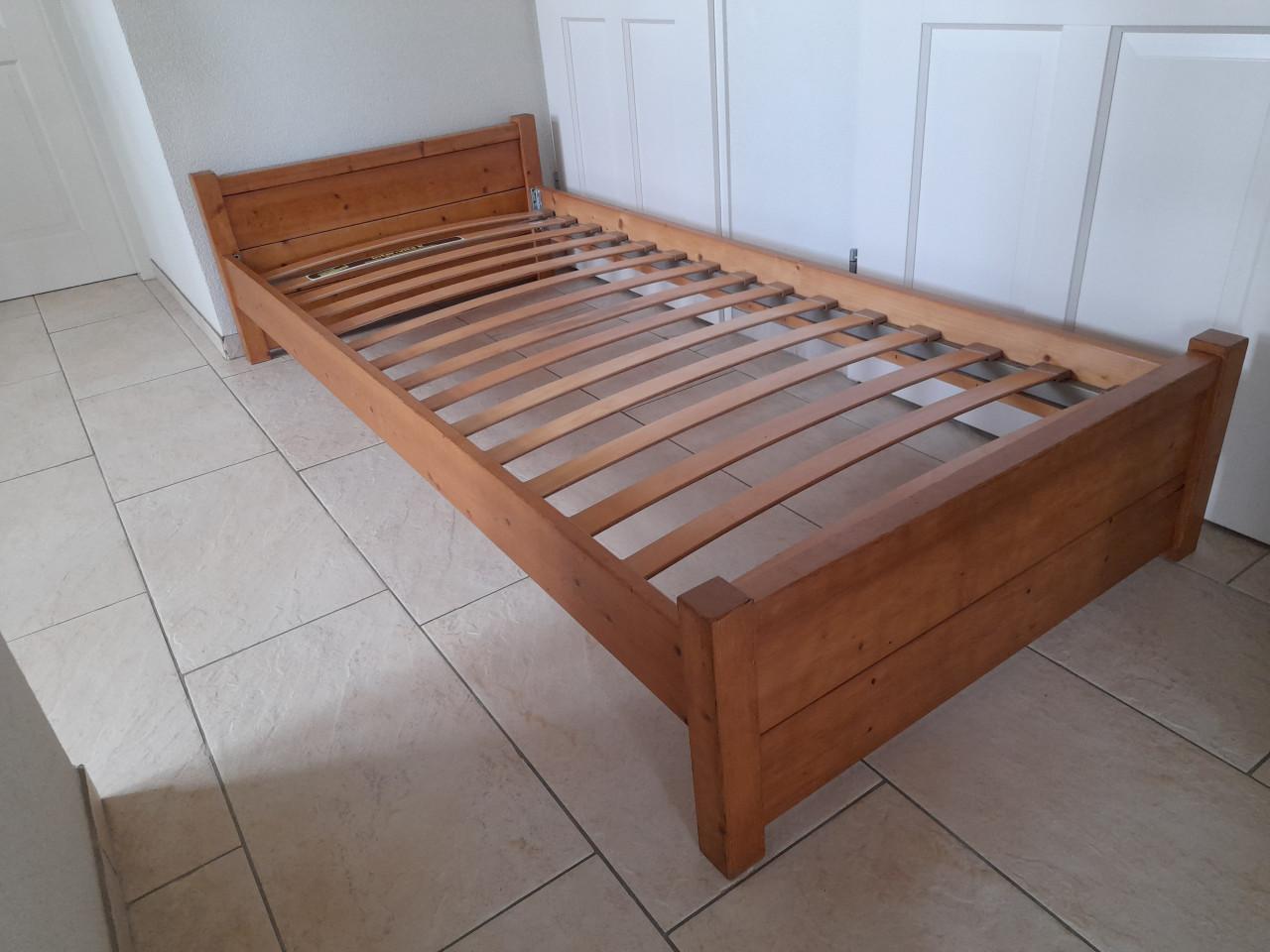 Massief houten bed (in goede staat) 90 x 200