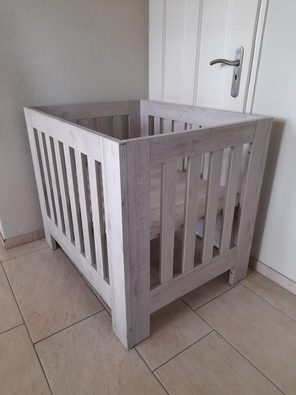 TWF Box ( in goede staat ) in hoogte verstelbaar!  Eventueel met boxkleed (