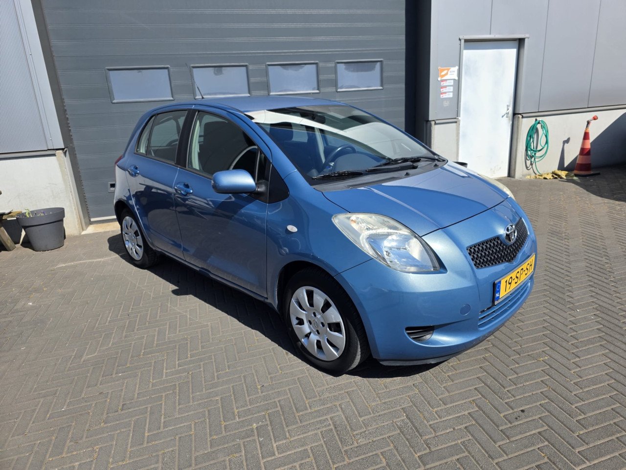 TE KOOP TOYOTA YARIS 1.3 VVTI SOL MET AIRCO EN CRUISE CONTROL
