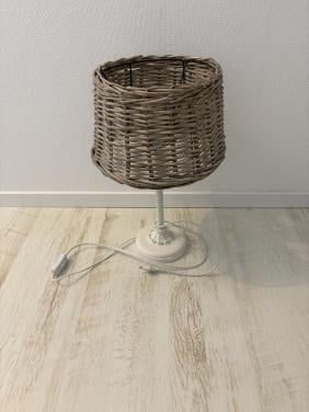 Lamp met rietenkap