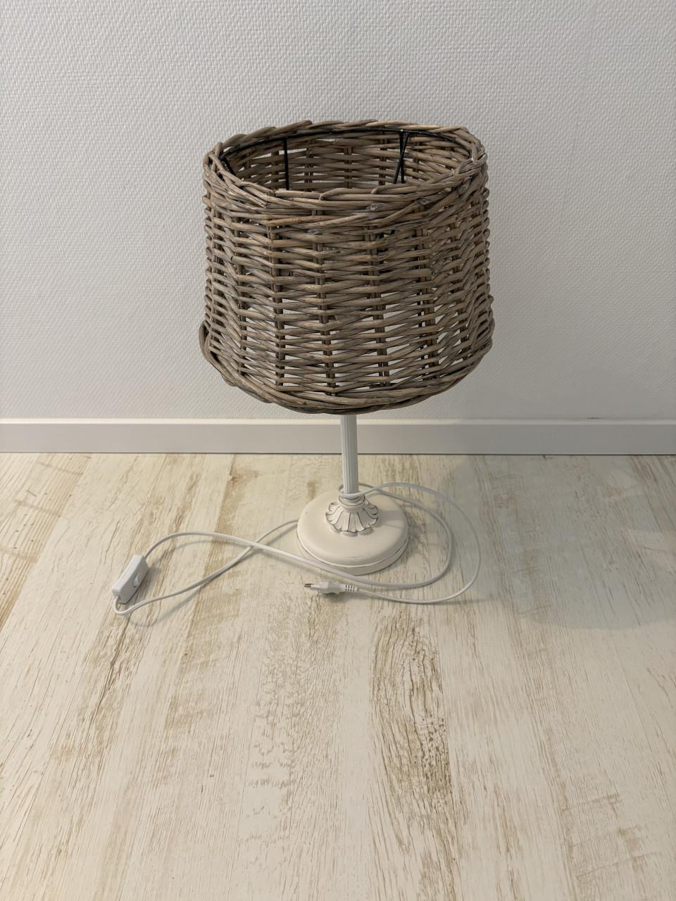 Lamp met rietenkap