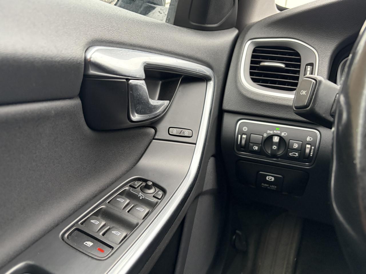 VOLVO V60 1.6 T3 MOMENTUM 2014 AUTOMAAT NAVI PDC AIRCO CT