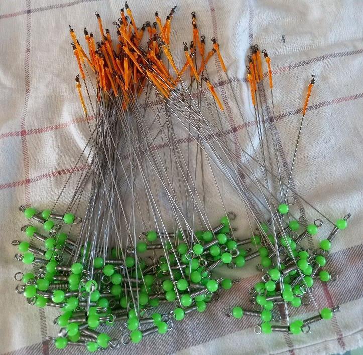 Nog wat verenstaal afhouders met voetje .