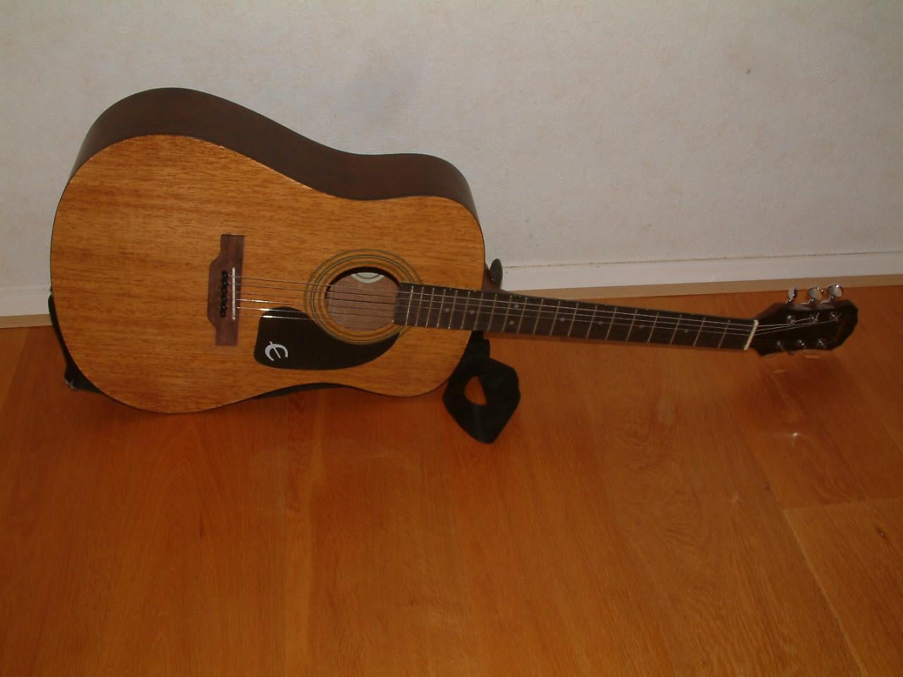 Epiphone  western met  de bij  behorende  koffer van epiphone   175 euro