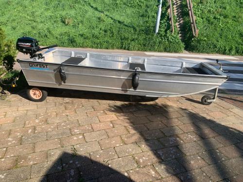 Qwest 330S Aluminium Boat