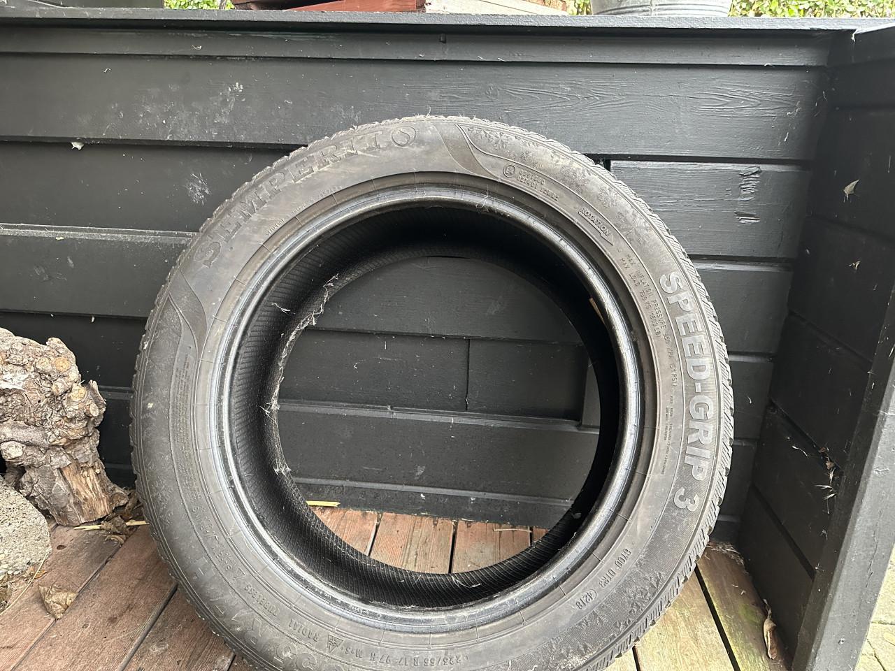 Twee   stuks auto banden