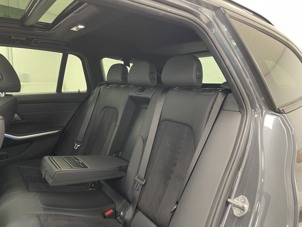 BMW 3-serie touring 330e xdrive m-sport | adaptief cc | panoramadak | trekh