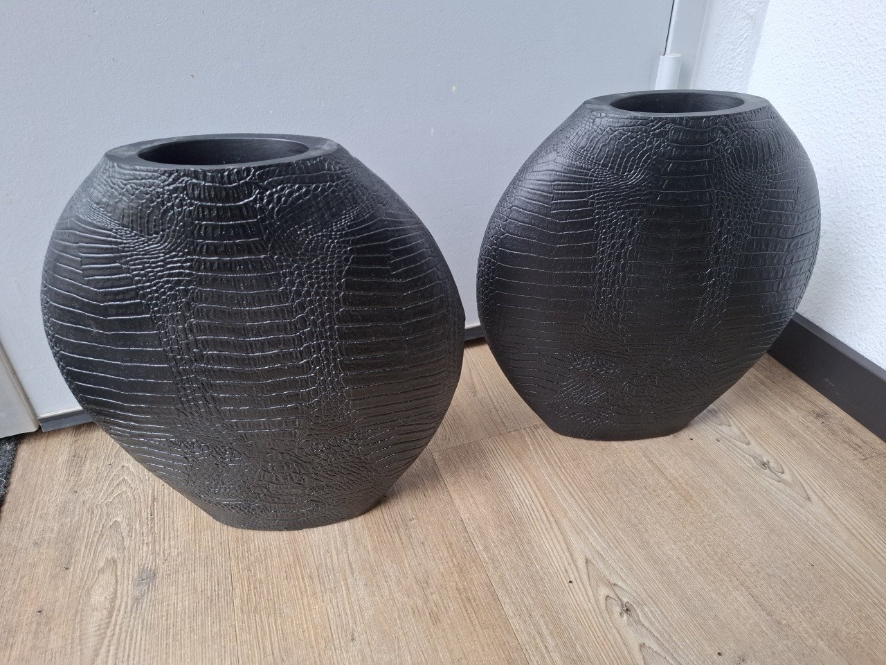 Set zwarte stenen vazen