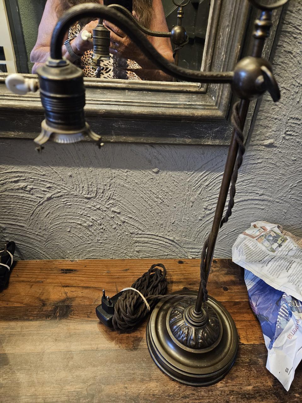 Antieke bronzen tafellamp met glazen kap, nette staat en werkend