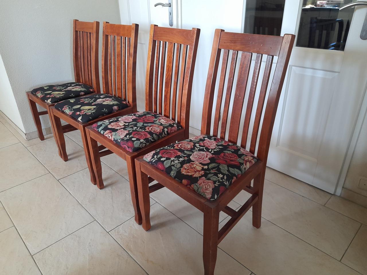4 Mooie stevige  stoelen (in goede nette staat )  Mogen ook per 2 verkocht