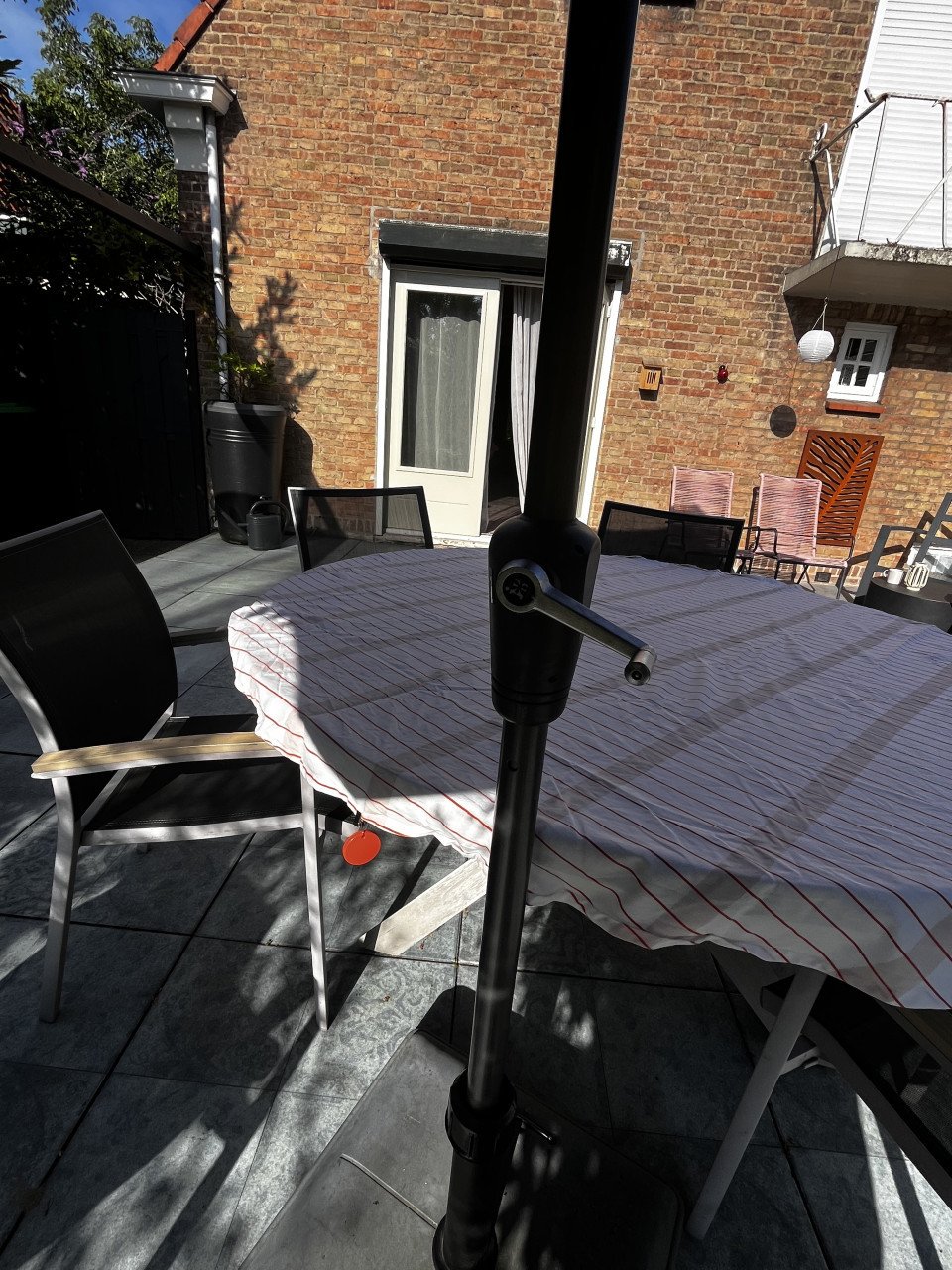 Parasol van Intratuin, met voet en hoes.