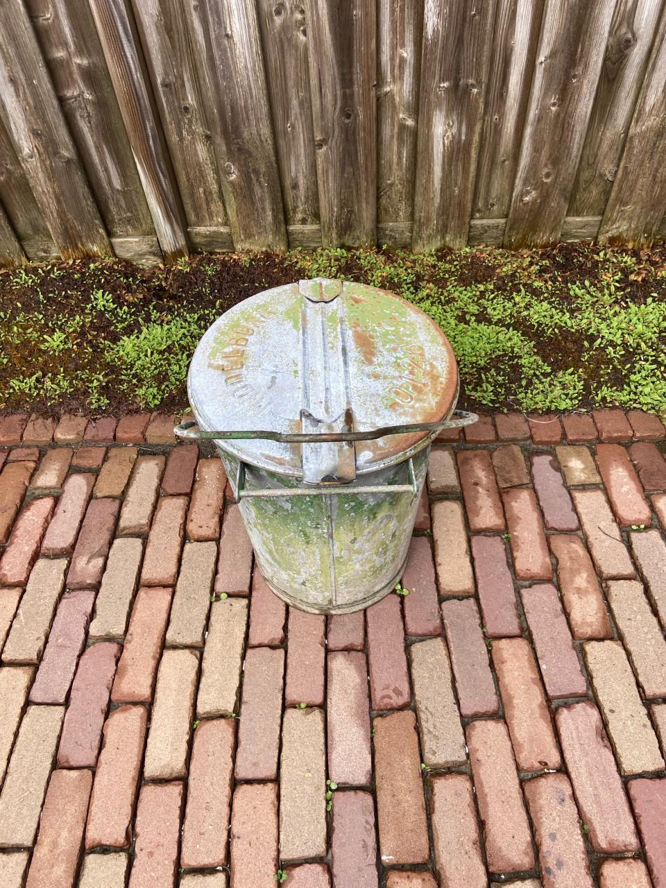 Vintage Vuilnisbak - Decoratieve Metalen Emmer met deksel.