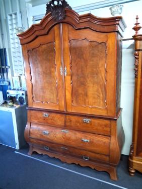 Mooi gaaf gebogen kabinet ,koopje