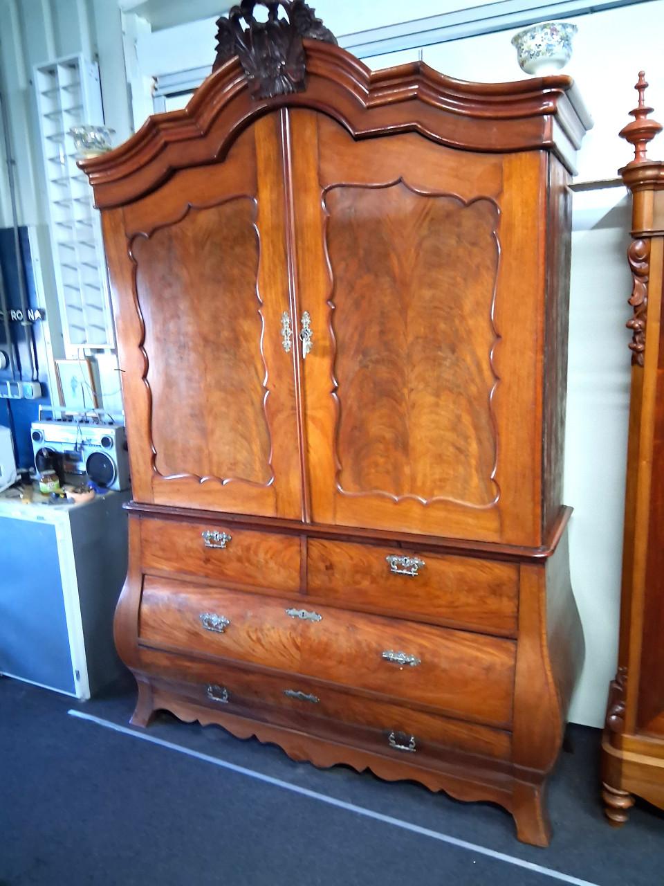 Mooi gaaf gebogen kabinet ,koopje