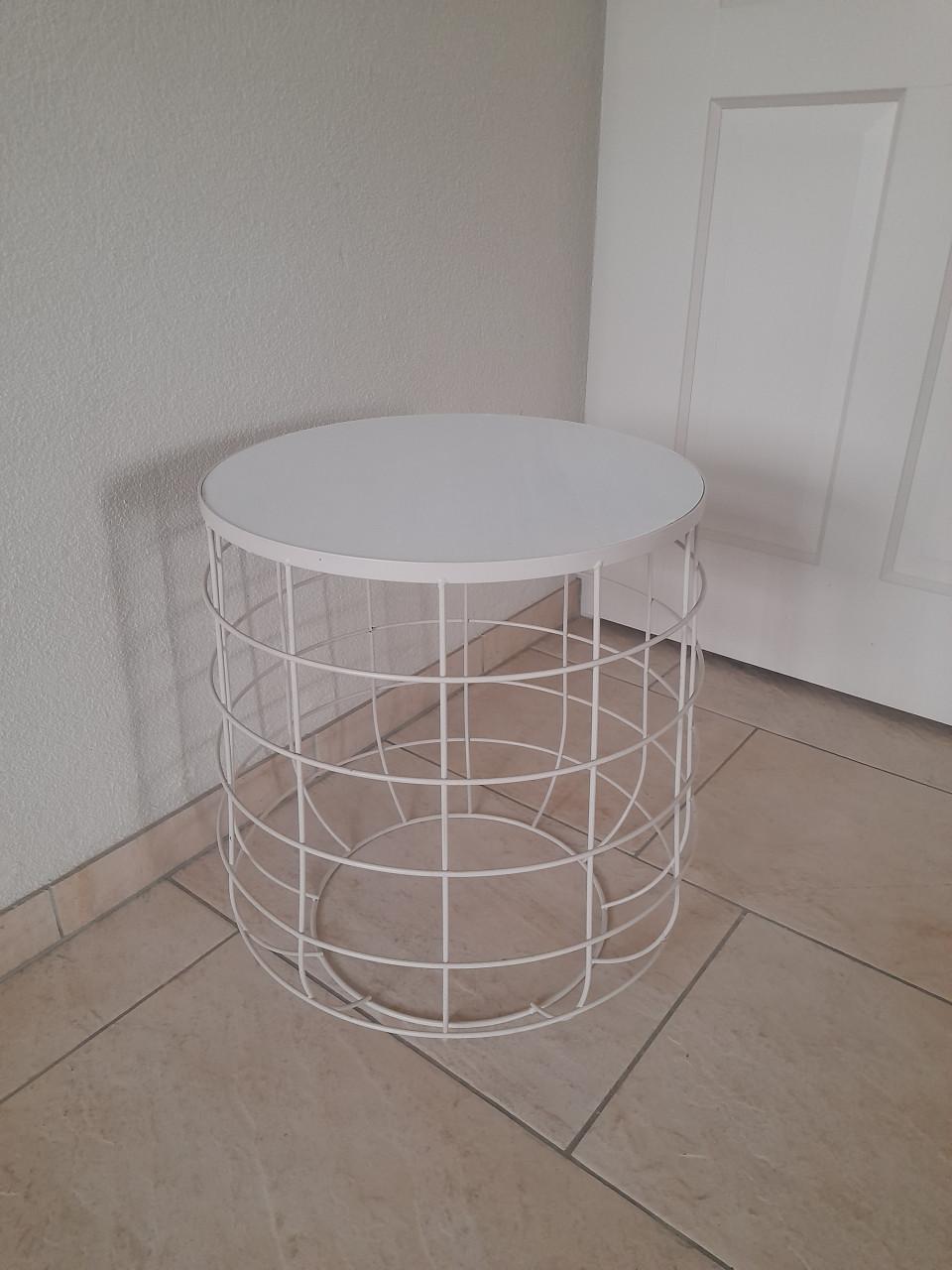 Leuk bijzet tafeltje (in goede nette staat )46H x 40doorsnede