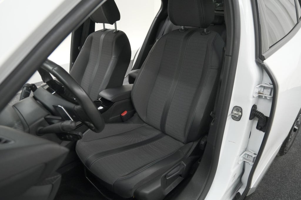 Peugeot 2008 puretech 130 eat8 allure | parkeersensoren | navigatie | apple