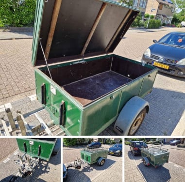 Aanhanger met scharnierend deksel