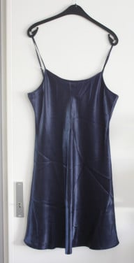 Donkerblauw glanzend nachthemd maat L