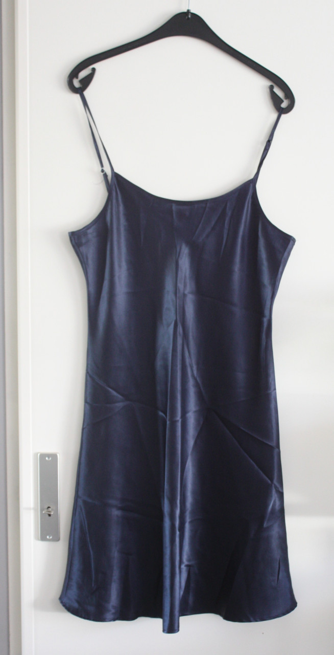 Donkerblauw glanzend nachthemd maat L