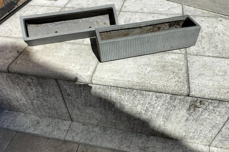 2 bloempotten bloembakken voor in de tuin