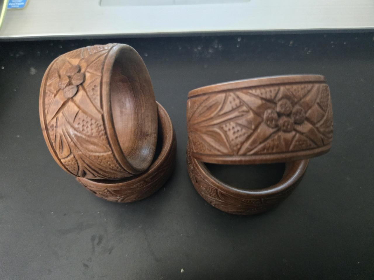 Antieke, handgesneden houten servetringen