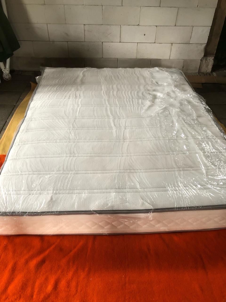 Z.g.a.n. puntgaaf en schoon 2 persoons matras 160 x 200. Dikte 22 cm.