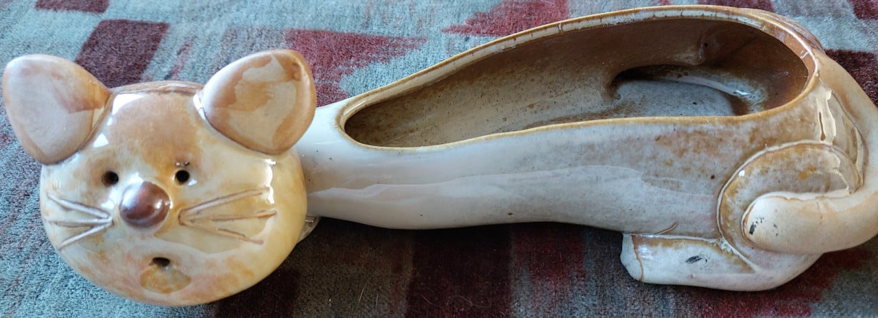 Beige Poezen schaal L=27 cm.