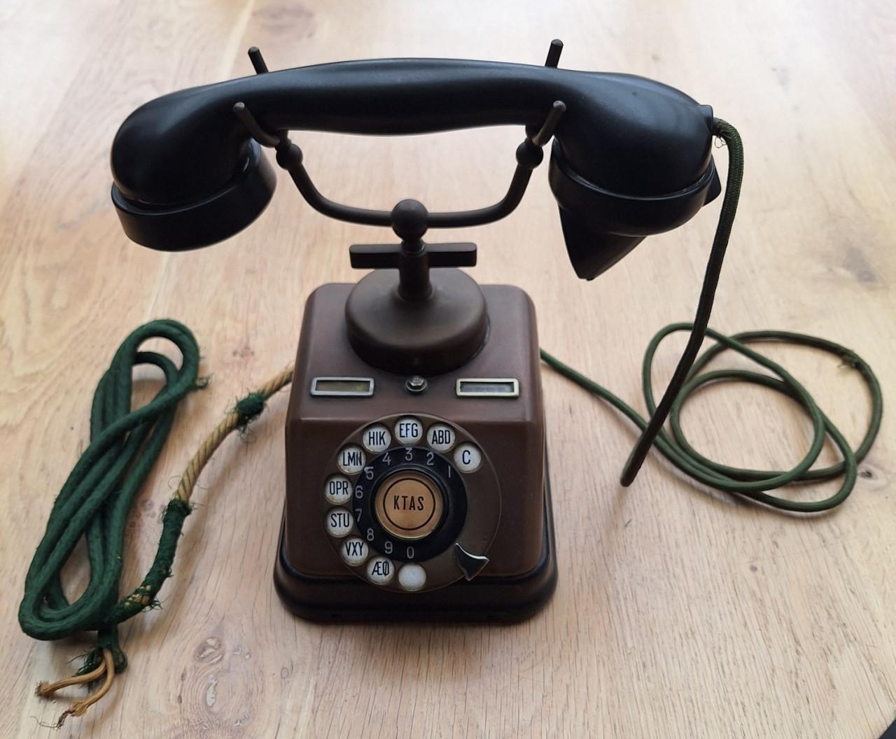 OUDE KOPEREN TELEFOON.