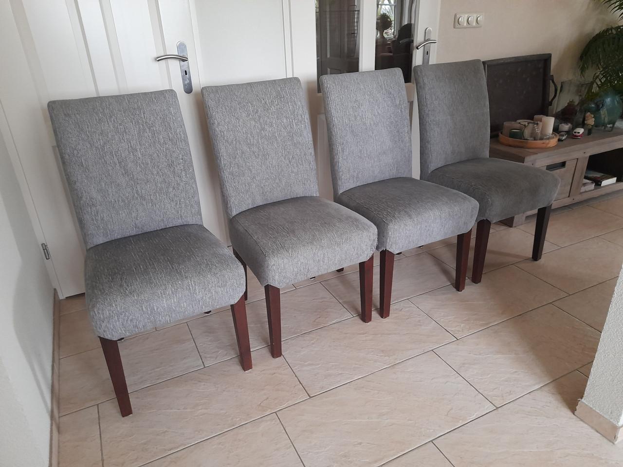 4 lekker zittende stoelen ( in goede staat)