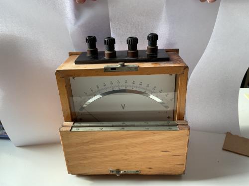 Antieke voltmeter