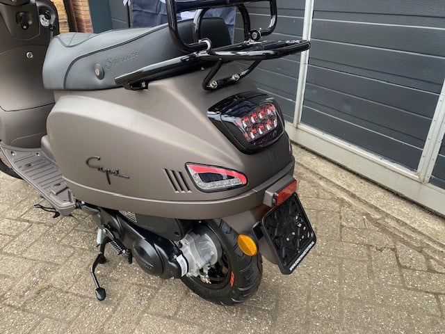 Aanbieding nieuwe vespa look Santini Capri scooters direct leverbaar 1899 e