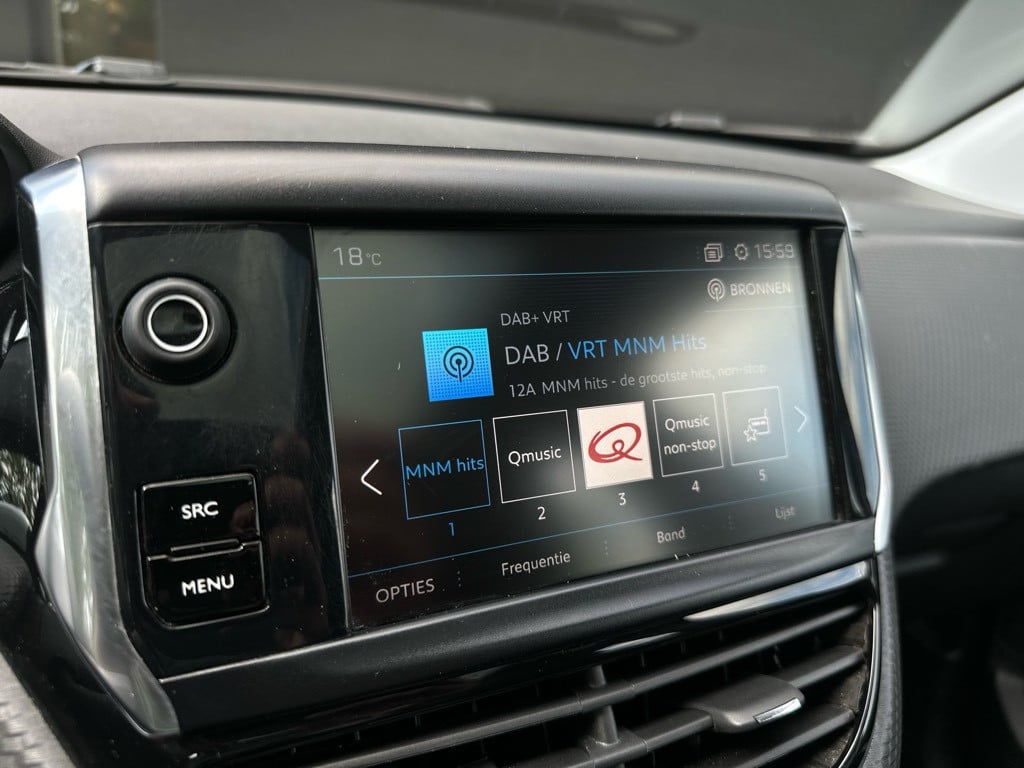 Peugeot 2008 1.2 t blue lion // panoramadak // apple carplay //