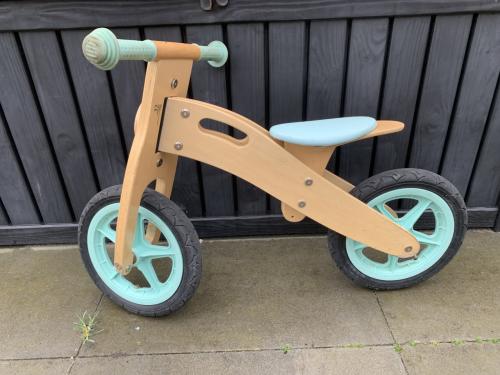 Leuk houten loopfietsje met mintgroene accenten.