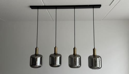 Luxe hanglamp met 4 rookglazen lampen – goud/zwart