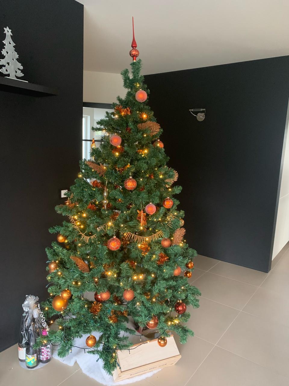 Gratis kunstkerstboom met lampjes en incl ballen