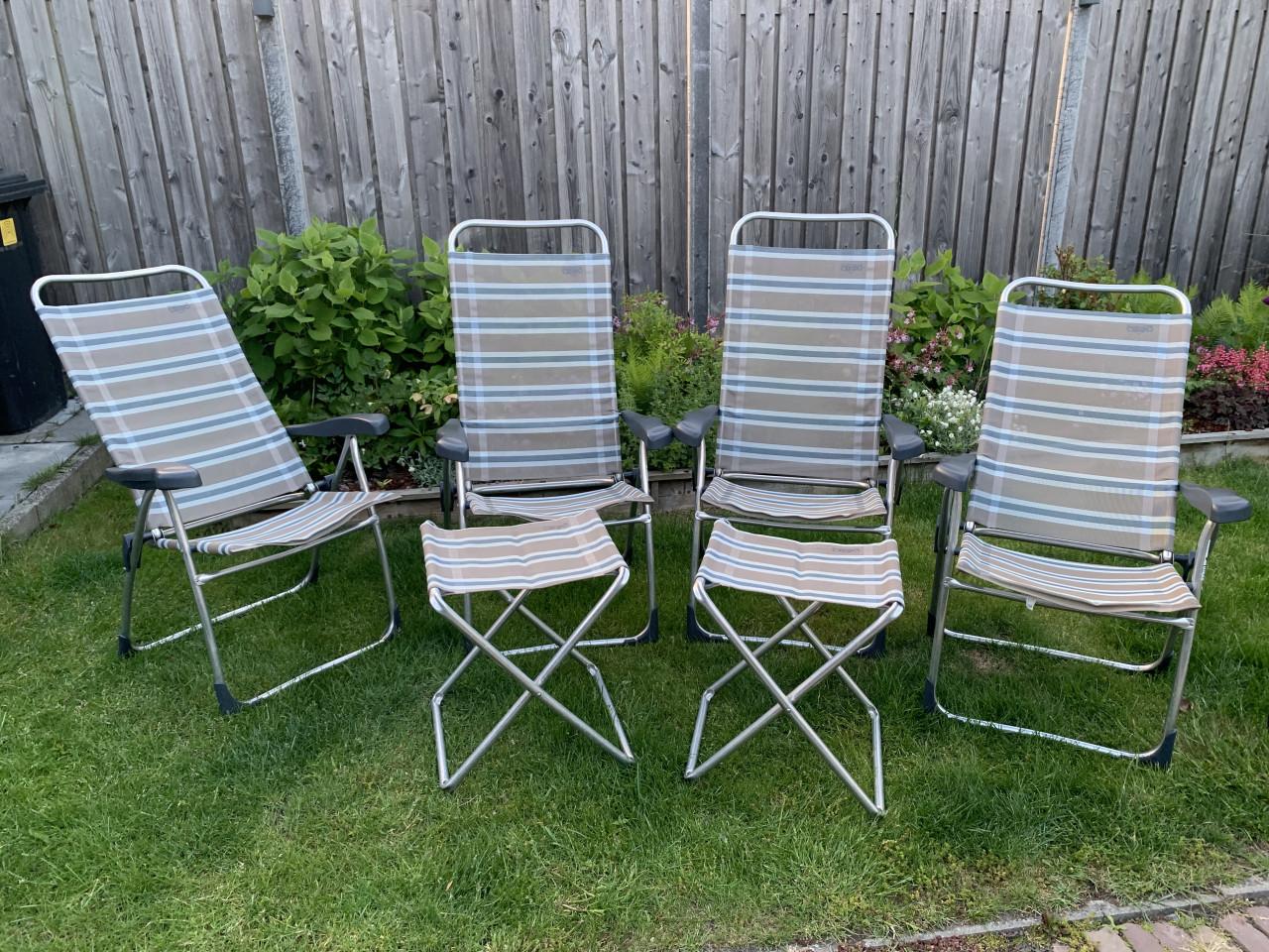 4 Crespo campingstoelen, verstelbaar, en 2 bijpassende voetenbankjes